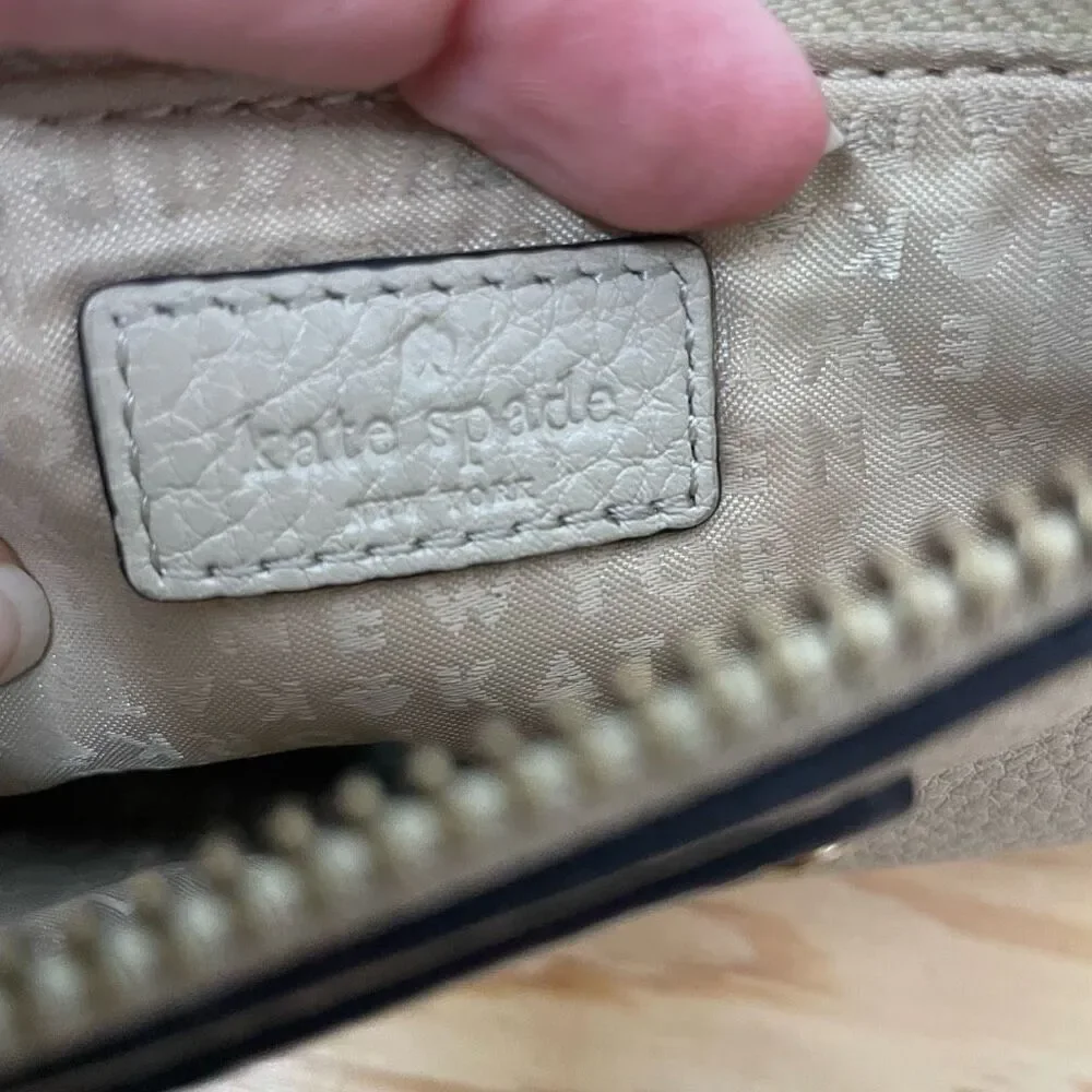 Kate Spade NY Jackson Slim Wristlet Wallet‎ Pebbled Leather Beige Tan Gray Zip